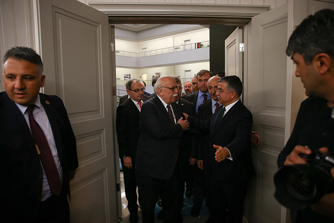 Babakan Binali Yldrm'n aklad 65. Hkmet'te Milli Eitim Bakanlna getirilen smet Ylmaz, grevi Nabi Avc'dan devrald.