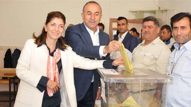 DILER BAKANI MEVLT AVUOLU  <br>  Aslen Antalya Alanyal...  1968 doumlu olan avuolu Ankara niversitesi Siyasal Blgiler Fakltesi mezunu. Avrupa Konseyi Parlamenterler meclisi Bakanl, Avrupa Birlii Bakanl, Dileri Bakanl yapt. Evli ve 1 ocuk babas