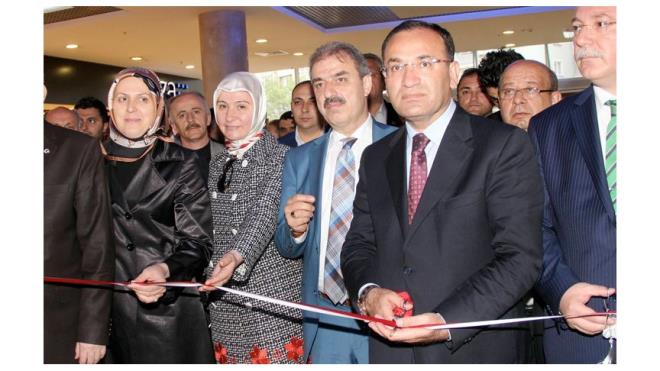 ADALET BAKANI BEKR BOZDA    <br>Aslen Yozgatl...  1965, doumlu olan Bekir Bozda Seluk niversitesi Hukuk Fakltesi mezunu. Babakan Yardmcl, Adalet Bakanl yapt.  Evli ve 3 ocuk babas