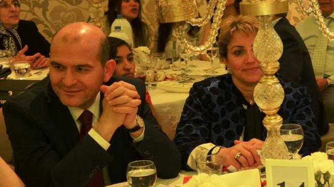 ALIMA VE SOSYAL GVENLK BAKANI SLEYMAN SOYLU<br>    1969 stanbul doumlu    stanbul niversitesi letme Fakltesi mezunu. AK PArti Genel Bakan Yardmcl, Tekilattan Sorumlu Genel Bakan Yardmcl, alma ve Sosyal Gvenlik Bakanl yapt. Evli ve 2 ocuk babas