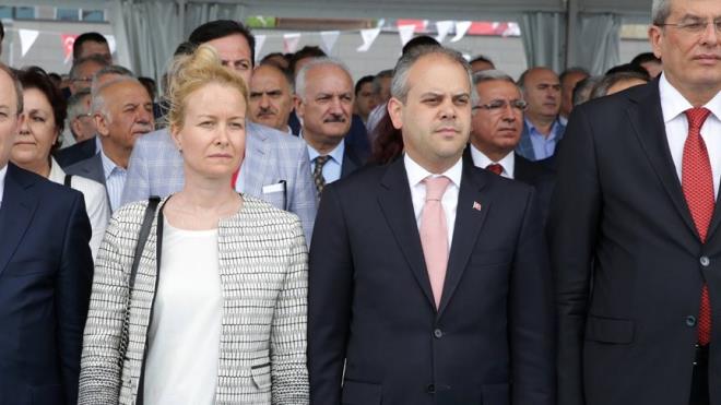 GENLK VE SPOR BAKANI AKF AATAY KILI  <br>  1976 Almanya-Siegen doumlu  Herfordshire niversitesi Siyaset Bilimi ve Avrupa Ekonomisi Blm mezunu. NATO Parlamenter Asamblesi Trk Grubu yelii, AK Parti D likiler Bakan Yardmcl, Genlik ve Spor Bakanl yapt. Evli ve 2 ocuk babas