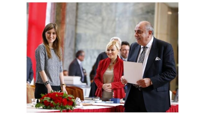 BABAKAN YARDIMCISI TURUL TRKE<br>    stanbul doumlu...  1954 ylnda dnyaya gelen Turul Trke Hacettepe niversitesi ktisadi dari Bilimler Fakltesi mezunu.  Petkim A ve TC Kalknma Bankas'nda Ynetim Kurulu yelii, Aydnlk Trkiye Partisi Genel Bakanl, Babakan Yardmcl yapt.  Evli ve 3 ocuk babas (Einden boanamayan Turul Trke Rus sevgilisinden bir ocuk sahibi oldu)
