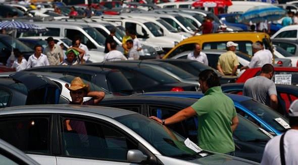 ARACI GRMEYE GTTNZ...    Tekeri ayanzla yle bir yokladnz ve hatta elinizi enenize gtrp dncelere daldnz. imdi ne olacak? kinci el bir ara hakknda bilgi edinmek iin dedektif olmaya gerek yok, zekice baz incelemeler yapmak size arala ilgili ok ey syleyebilir. te ikinci el bir arabay incelerken dikkat etmeniz gerekenler: