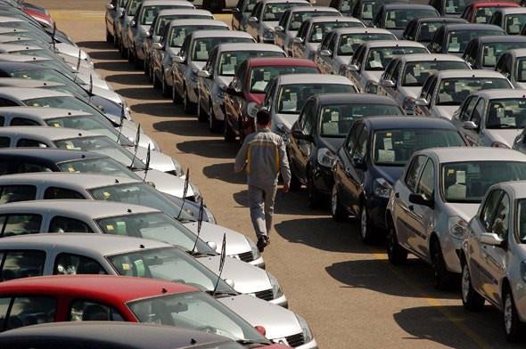 SIZINTILAR    Ara eer sv szdryorsa, altnda zellikle yal bir birikinti varsa, basit bir sorun dahi olsa bu iyiye iaret deildir. Aracn iyi baklmad anlamna gelir.