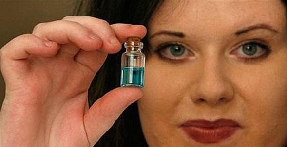 SAHBNDEN SATILIK HAYALET!    Pek ok garip eyin internet zerinden satldn grdk; ama bu kadarn biz bile beklemiyorduk.  Evindeki hayaletlerden bkp usannca, ruhlar konusunda uzman bir din adam ardn ve iki hayaletin 'kutsal su' bulunan iki ieye hapsedildiini ne sren Avie Woodbury adl Yeni Zelandal kadn, iki hayaleti internetten sata kard