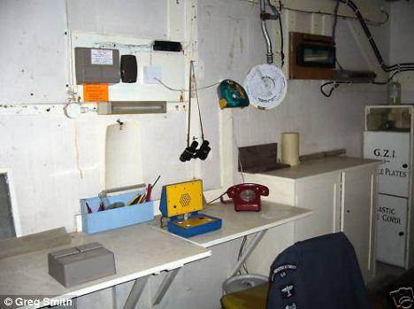 Benzeri dier snaklarnn ou yamalanm olmasna ramen bu zel snak hala mkemmel durumda grnyor. erisinde masas, sandalyesi, sireni ve zel telefonu hala mevcut...