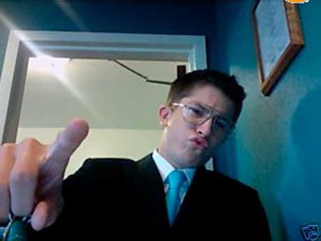 eBay'de satlan her rnn elle dokunulur trde rn olduunu sylemek g; en azndan Justin Vames isimli bu yaratc fikrin sahibini tanmadan nce buna pek ihtimal vermezdik. Vames, belirli bir cret karlnda size farkl bir hizmet sunuyor. rnein cannz ok skkn ya da birinin size barmasn ve kendinize getirmesini istiyorsunuz. O halde Vames'e uramanzda fayda var; nk Vames ufak bir cret karlnda size bu istediinizi fazlasyla veriyor.