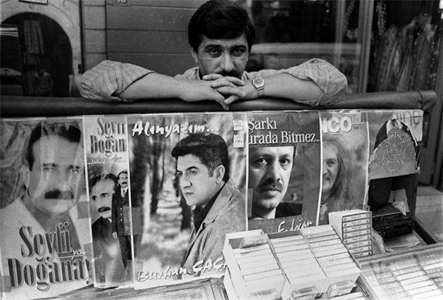 1 Ekim 2000 - Tahtakale'de seyyar kaset satcs, aralarnda eski stanbul Bykehir Belediye Bakan Recep Tayyip Erdoan'n "Bu ark Burada Bitmez" isimli iir kasedinin de bulunduu kasetleri satyor.