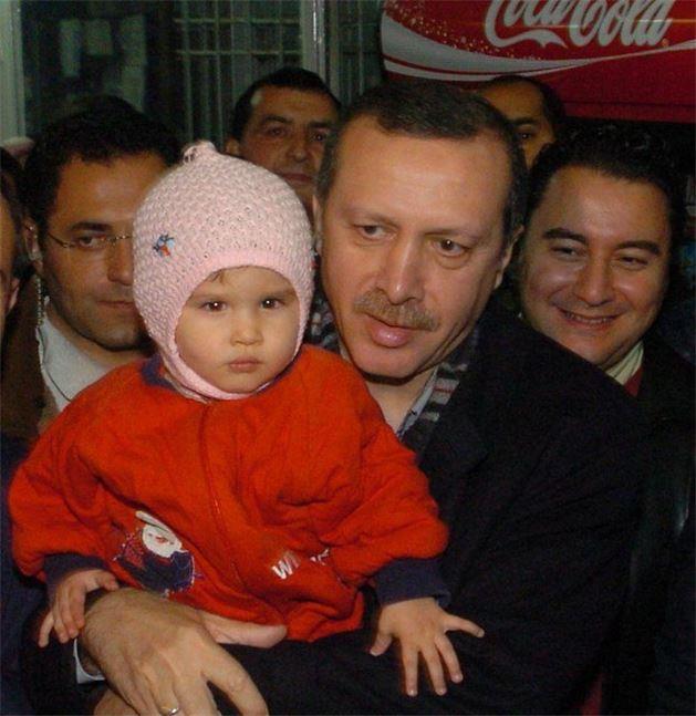 31 Aralk 2005 - Ylba tatilinin Mula'nn Ula lesine bal Akyaka Beldesi'nde geiren Babakan Recep Tayyip Erdoan, Gke kyne giderek vatandalarla sohbet etti.