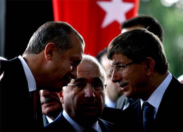 17 Eyll 2010 - Babakan Recep Tayyip Erdoan, stanbul'da eski Babakan Adnan Menderes'in lm yldnm dolaysyla mezar banda dzenlenen trene katld. Erdoan buradaki trenden sonra eski babakanlardan Turgut zal'n mezarn da ziyaret etti.