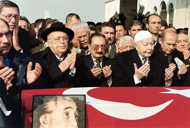 8 ubat 2002 - Hayatn kaybeden eski siyasetilerden Osman Blkba iin TBMM'de resmi tren dzenlendi.