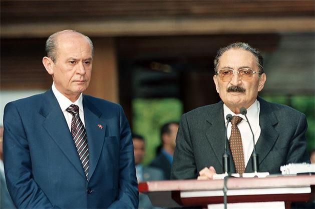 1 Temmuz 2002 - Babakan Blent Ecevit ile Devlet Bakan ve Babakan Yardmclar Mesut Ylmaz, Devlet Baheli ve Hsamettin zkan basn toplants dzenledi.