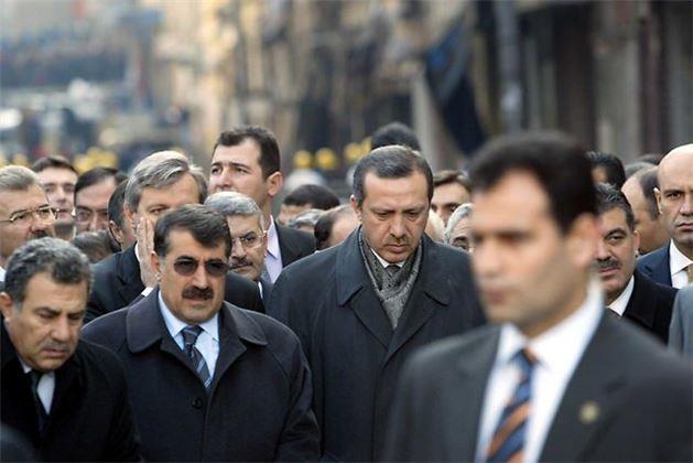 16 Kasm 2003 - Trkiye tarihinin en nemli terr eylemleriyle sarsld. stanbul&#8217;da e zamanl gerekletirilen terr eylemlerinde Beyolu Byk Hendek ile Kuledibi caddelerinin bulutuu yerde bulunan Neve alom Sinagogu'na da intihar saldrs dzenlendi. Bomba ykl aralarla yaplan saldrlarda toplam 25 kii ld, yzlerce kii yaraland. Babakan Recep Tayyip Erdoan beraberinde ileri Bakan Abdlkadir Aksu ile olay yerinde incelemelerde bulundu.