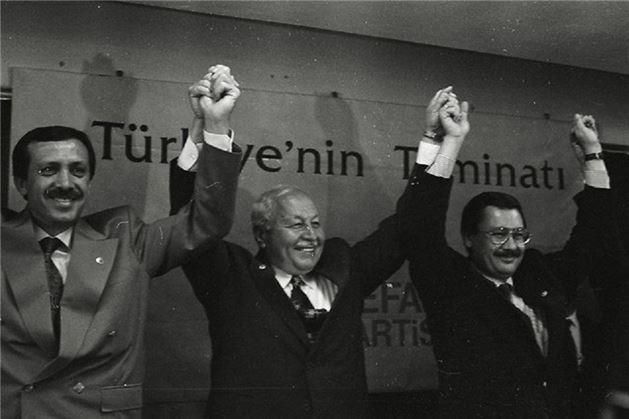 30 Mart 1994 - 1994 ylnda, Ankara ve stanbul belediyelerini kazanan Refah Partisi'nin genel bakan Necmettin Erbakan, yerel seimlerden sonra basn dzenledi. Erbakan, anketlerde Refah partisini dk gsteren gazetenin anket haberini gstererek "anket soytarlar" tabirini kulland ve para karl uydurulduunu ne srd
