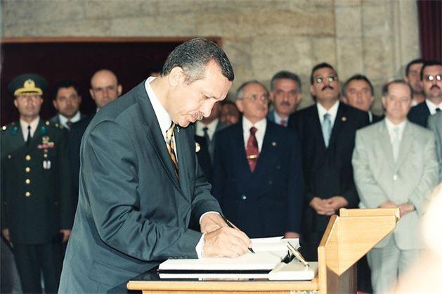 14 Austos 2002 - AK Parti Genel Bakan Recep Tayyip Erdoan ve beraberindeki heyet, partinin 1. kurulu yldnm dolaysyla Antkabir`i ziyaret etti.