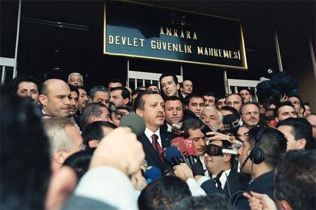 25 Nisan 2002 - Ak Parti lideri Recep Tayyip Erdoan, 1992'de Rize'de yapt konumas nedeniyle Ankara Devlet Gvenlik Mahkemesi ( DGM ) Savcs Nuh Mete Yksel'e ifade verdi