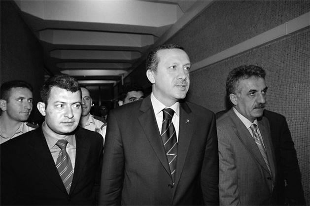 14 Mays 2002 - AK Parti Genel Bakan Recep Tayyip Erdoan, beraberinde AK Parti Genel Bakan Yardmcs Abdullah Gl ve AK Parti kurucular arasnda yer alan avukat Hayati Yazc ile Ankara Cumhuriyet Savcl'na giderek mal varl hakknda ifade verdi.