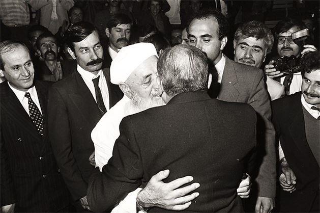 4 Ekim 1987 - Milliyeti alma Partisi 2. Olaanst Kurultay yapld. Kurultayda, siyasi yasa sona eren Alparslan Trke, genel bakan olarak seildi.