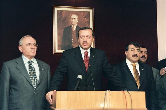 5 Kasm 2002 - AK Parti Genel Bakan Recep Tayyip Erdoan, Cumhurbakan Ahmet Necdet Sezer ile grmek zere ankaya Kk'ne kt. Cumhurbakan Sezer'in daveti zerine gerekleen grme saat 11.00'de balad. Erdoan grmeye Genel Bakan Yardmclar Vecdi Gnl ve Abdulkadir Aksu ile Genel Sekreter Erturul Yalnbayr ile birlikte geldi.