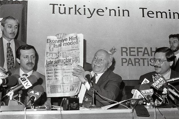 30 Mart 1994 - 1994 ylnda, Ankara ve stanbul belediyelerini kazanan Refah Partisi'nin genel bakan Necmettin Erbakan, yerel seimlerden sonra basn dzenledi. Erbakan, anketlerde Refah partisini dk gsteren gazetenin anket haberini gstererek "anket soytarlar" tabirini kulland ve para karl uydurulduunu ne srd.