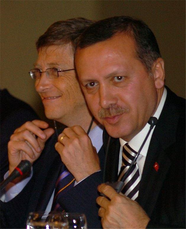 29 Ocak 2006 - Babakan Recep Tayyip Erdoan, Microsoft Bakan Bill Gates ve i dnyasnn nde gelen isimlerine Dolmabahe Saray'nda akam yemei verdi.