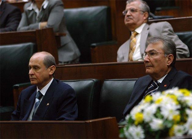 7 Kasm 2002 - MHP Genel Bakan Devlet Baheli ile CHP Genel Bakan Deniz Baykal, bir toplantda TBMM'de bir sre sohbet etti