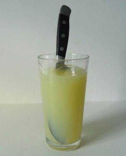 ok basit... Limonu (ykayp) buz dolabnzn buzluk blmne koyuyorsunuz. Donduktan sonra mutfak rendesini alp limonun tamamn rendeleyebilirsiniz. Soymanz falan gerekmiyor.