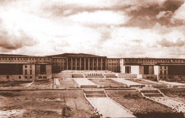 Ana bina 19.372 metre kareyi kaplyordu.