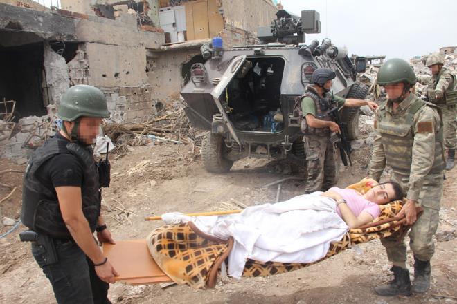 TESLM OLMAK YERNE KAMAYA ALIYAN 5 PKK'LI ETKSZ HALE GETRLD<p>    Gvenlik glerinin PKK'l teslim olanlara insanca muamelesini gren ve buna ramen teslim olmay semeyen 5 PKK'l terrist ise dn gece 03:30'de mezarlk blgesine doru kaarken etkisiz hale getirildi. Etkisiz hale getirilen 5 PKK'lnn kamay baarsalard terr rgtndeki ortalama mrleri 4-5 yldan fazla olayaca belirtildi.