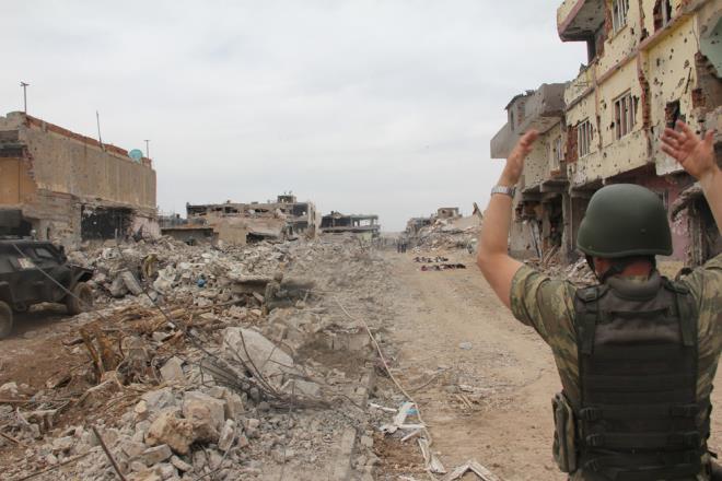 LEDE SVL ZAYATIN OLMAMASI N HER TRL TEDBR ALINDI<p>    El yapm patlayclarn temizlenmesi ve tekrar sivil halkn gvenle yaayabilecei bir ortamn salanmas iin blgedeki operasyonlarn devam etmesi gerektii belirtildi. Gvenlik glerinin operasyonlarn balad ilk gnde bugne kadar sivil zayiatn olmamas iin kendi canlar pahasna her trl tedbiri ald ve almaya da devam ettii vurguland. le halknn gvenlik glerinin yannda olduu ifade edildi.