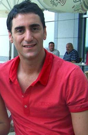 Trk tiyatrosunun duayenlerinden Yldz Kenter'in rencisi olan Bekir Aksoy da genlik yllarnda Sabah ekerleri programn sunmutu.