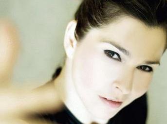 Aya en, radyo ve TV'lerin en renkli simalarndan biri olarak hafzalara kaznd. zellikle de radyo porgramnda yapt akalarla uzun sre konuuldu.