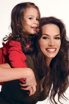 Cndbeyolu artk 38 yanda ve bir ocuk annesi. Bir yandan mesleini de srdryor.