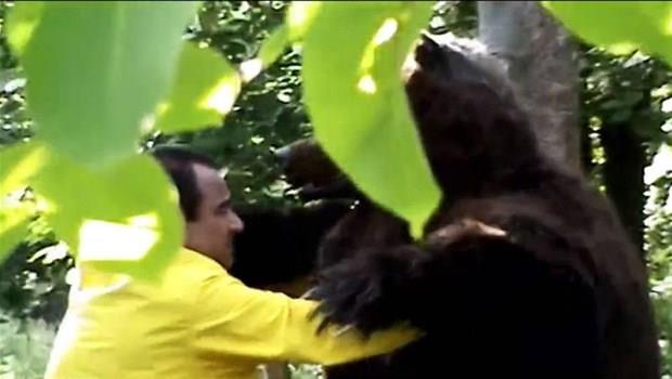 'Ben Sadettin Teksoy' anonsu ve sar yamurluu ile hafzalarda yer edinen sunucununun yllara meydan okumas dikkat ekti.