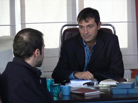 Ekrann en tecrbelilerinden biri olan Dmer, bir ok sinema filminde ve dizide de rol ald.