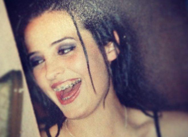 "Liseli vard ya ah o liseli, az dii telli, siyah elbiseli.. Tel taktm yllardan tek ama tek fotom :) o da habersiz ekildii iin :)) ha bu arada bu tipimde, lise mezuniyetindeki sa ba" notunu dt.