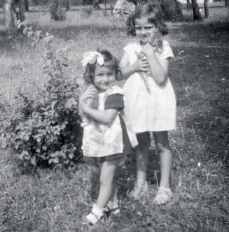 Deniz subay Rdvan Pekkan ve Nevin Dobruca&#8217;nn kzlar Ajda ve Semiramis Pekkan yan yana (sada).