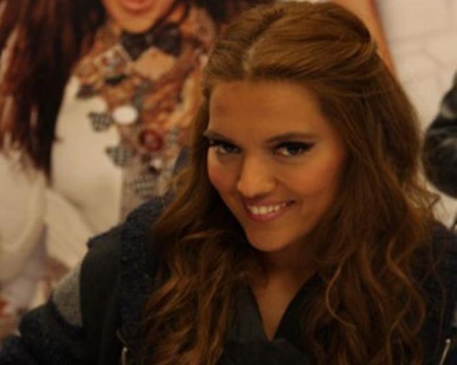 nl arkc Demet Akaln, 1990 senesinde liseden mezun olduunda hakknda mezuniyet defterine yazlanlar paylat. te arkadalarnn dilinden &#8220;158 Demet Akaln&#8221;: