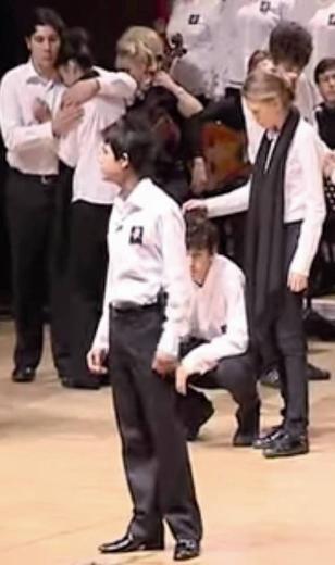 Serenay Sarkaya&#8217;nn sanat ak, lise yllarnda objektife byle yansd.