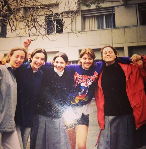 Lise ylllarna ait bu fotorafta grdmz  kii bugn Trkiye'nin en nl isimleri arasnda yer alyor. Tanyabilidiniz mi?