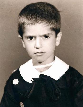 1969&#8217;da Bingl&#8217;de doan Mahsun Krmzgl, inanmas zor ama tam 22 ocuklu bir ailenin ferdiydi. lk ve orta okulu Bingl&#8217;de okudu. Bu fotoraf o dnemin Mahsun&#8217;unu yanstyor.  Bu nl ilkokula balad gn bu pozu vermi.