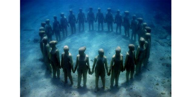 Ayrca, jeoloji, deniz corafyas, bitki ve hayvan trlerindeki kantlara deindi. 1883'de &#8220;Ragnark, the Age of Fire and Gravel&#8221; adndaki eserini yaynlad. Bu kitapta tufandan da nce, bir felakette dnyaya bir kuyruklu yldzn arptn iddia etmekteydi. (Platon'un Phaeton'u)