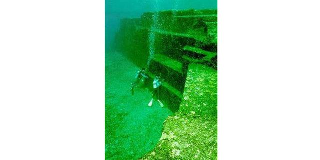 Efsanevi ada zerinde drt ayr rk, tek tanrl bir din, sembolizme dayal bir retim sistemi ve gelimi bir uygarlk yaadna dair ilk iddiann sahibi James Churchward...