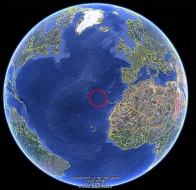 Fotoraflarda grlen 'kusursuz' dikdrtgen ekillerin Galler byklnde olduu ve 4 kilometre derinlikte yer ald belirtildi...