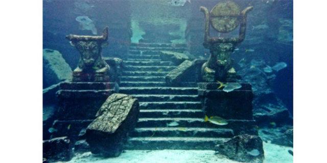 Herhangi bir siyasi veya felsefi gr savunulmayan Atlantis yksnde, Platon'un byle fantastik bir hile yapmas iin hi bir neden olmad gibi, bu; dier yazlarndaki mantk ve gerekilie de ters dmektedir...