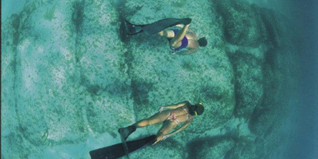 &#8220;...Dnyann uygar topluluklarnn hepsi eski alardan baz eyler renmilerdir. Ayn, btn yollarn Roma'ya kmas gibi byk uygarlklar da Atlantis'i iaret etmektedirler...&#8221; diyen Ignatus Donnelly&#8217;nin kitab ilk basldnda, okyanusun iki tarafnda da byk ilgi yaratt. Hatta bu eseri okuyan ngiliz babakan Gladstone, Atlantis'i bulmak iin bir keif seferi dzenlemeyi nermiti. Ancak, bu neriyi meclisten geiremedi...