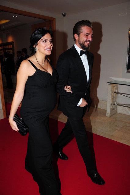 Engin Altan Dzyatan&#8217;la evlendikten sonra da ilerine ara vermeyen ve irketini bytmeye devam eden Alkolar, Elif Dila Konukolu isimli ikadnnn 1 milyon dolarlk teklifini kabul etti.