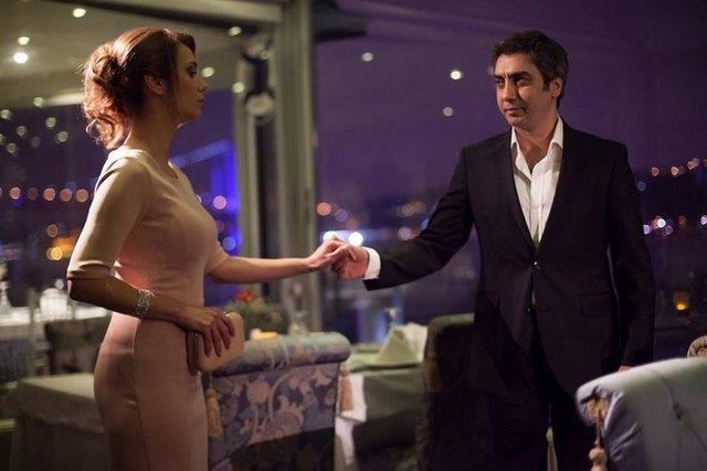 zel bir vakf gecesinde Sezen Aksu&#8217;nun &#8216;Deer mi Hi&#8217; arksn syledikten sonra DMC patronu Samsun Demir&#8217;in dikkatini eken ve albm teklifi alan oyuncu an dersi almaya balad.