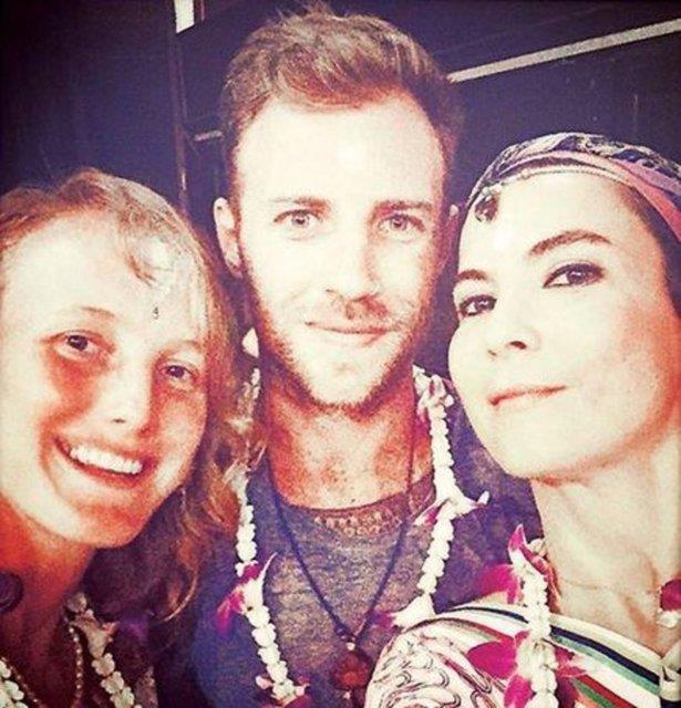 Dnmez fotorafn altna, &#8220;Dnyann bir ucunda, mesleimin ne olduunu bilmeyen, sorduklarnda &#8216;gezginim&#8217; dediim, &#8216;sadece imdi ve burada&#8217;y deneyimlediim gzel dostlar, ahane ruhlar... Karlee ve Luke! 5 hafta boyunca 200 saat atanga yoga eitmenlii macerasndaki sper arkadalardan iki tanesi... Bildiin yoga hocas oldum ben! Bu akam sertifikalarmz aldmz seremoniden bir kare...&#8221; yorumunu yapt.