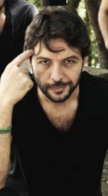 NHAT YEPYEN BR E EL ATIYOR <br>Magazin dnyasnn en renkli simalarndan biri ola Nihat Doan imdi de farkl bir ie el atyor.